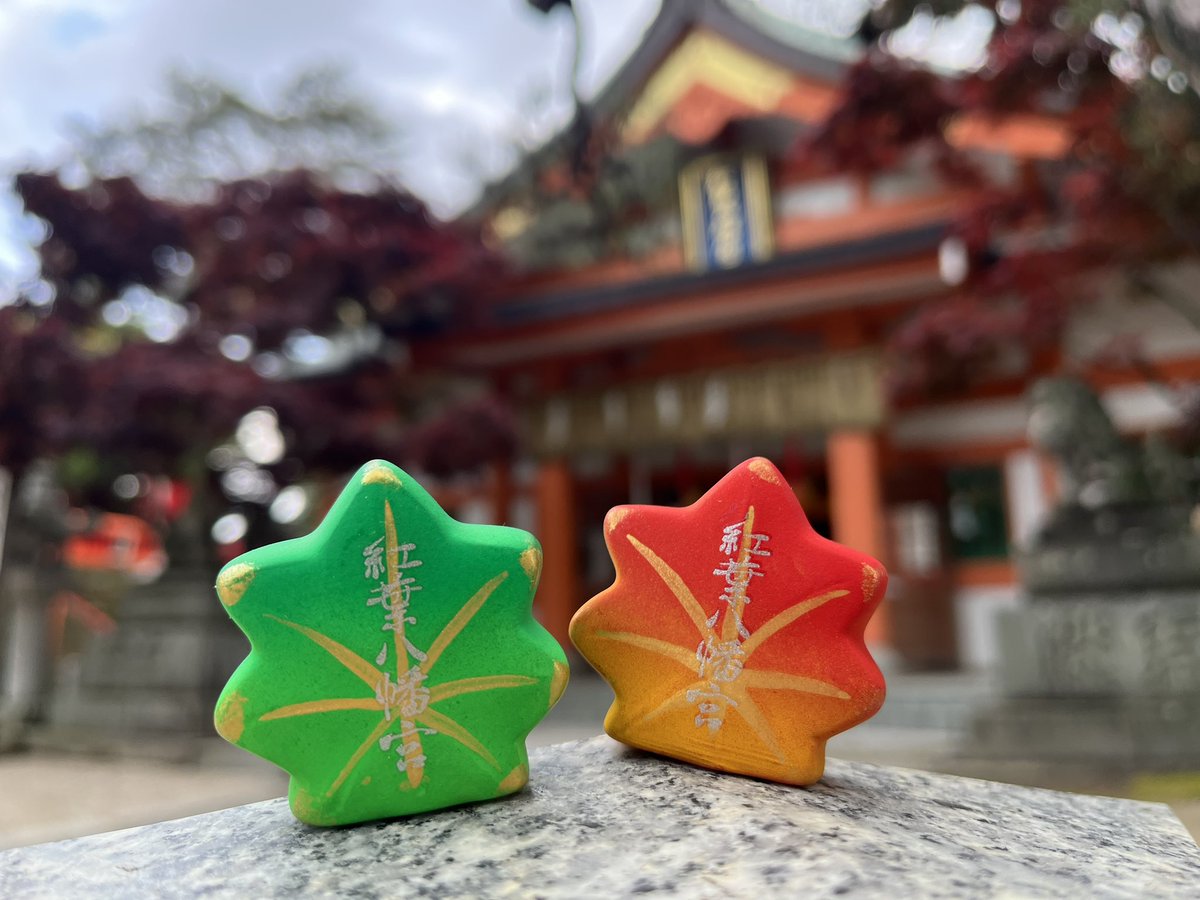 本殿の前に置かれた、緑と赤のもみじの形のおみくじ